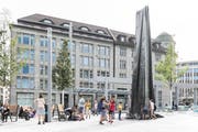 Auf dem Kornhausplatz steht jetzt wieder der Lämmlerbrunnen. Auf das an seiner Stelle ursprünglich geplante Wasserspiel wurde verzichtet. (Bild: Hanspeter Schiess - 29. August 2018)