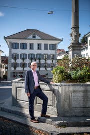 Der noch amtierende Gemeindepräsident Leo Müller beim Dorfbrunnen Ruswil: Im Hintergrund sieht man das Restaurant Rössli, die CVP-Geburtsstätte. Bild: Pius Amrein (27. August 2018)