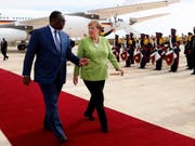 Die deutsche Kanzlerin Angela Merkel (rechts) hier zusammen mit Senegals Präsident Macky Sall (links) wurde bei ihrem Staatsbesuch in Senegal mit militärischen Ehren und deutschen Schlagern empfangen. (Bild: KEYSTONE/EPA/FELIPE TRUEBA)