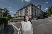 Klara Maria, die Oberin der Schwesterngemeinschaft St. Agnes, vor dem Bellevue-Gebäude am Abendweg 1 in Luzern, dem Standort des ehemaligen Mädchenpensionats.(Bild: Pius Amrein (31. Juli 2018))