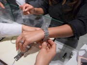 Schmuck und Uhren sind ihre Beute: Das Bezirksgericht Zürich hat am Mittwoch ein Mitglied der Pink Panther zu einer langen Freiheitsstrafe verurteilt. (Bild: KEYSTONE/MARTIN RUETSCHI)