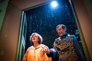 Ein Stück Russland im Villmerger Rösslisaal: Zar (Niklaus Meyer) und Zarin (Hildegard Hilfiker) im Schneetreiben. (Bild PD)