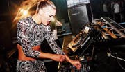DJane Tanja La Croix legt am 10-jährigen Jubiläum von Rocket Radio im Kraftwerk in Krummenau auf. (Bild: PD)