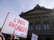 Entlassungen haben die Angestellten der SDA auf die Strasse getrieben. Nun könnte die Nachrichtenagentur Unterstützung vom Bund bekommen. (Bild: KEYSTONE/ANTHONY ANEX)