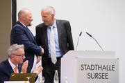 Christian Ineichen, Präsident der CVP Kanton Luzern (links), bedankt sich bei Konrad Graber für seinen Einsatz. Bild: Eveline Beerkircher (Sursee, 29. August 2018))