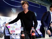 DFB-Cheftrainer Joachim Löw (links) an einer Medienkonferenz in München (Bild: KEYSTONE/AP/MATTHIAS SCHRADER)