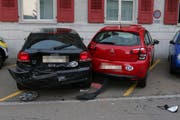 Wegen eines Sekundenschlafs wurden am Dienstagmorgen auf einem Vorplatz an der St.Galler Langgasse zwei Autos (im Bild) beschädigt. (Bild: Stadtpolizei St.Gallen)