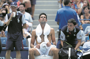 Novak Djokovic mit einem «Ice-Bag» auf den Schultern.Bild: Jason Szenes/Keystone (New York, 28. August 2018)