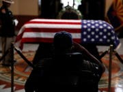 Ein früherer Soldat salutiert vor dem Sarg des verstorbenen US-Senators und Kriegsveteranen John McCain im Parlamentsgebäude von Arizona. (Bild: KEYSTONE/EPA AP POOL/JAE C. HONG / POOL)