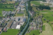 Auf der Wiese südlich des Waffenplatzes Wil in Oberdorf (am unteren linken Bildrand) ist der dreigeschossige Ersatzbau geplant. (Bild: PD)
