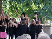 Der Kinderchor unter der Leitung von Tabea Schöll anlässlich der Pfarreinsetzung im Kurzdorf. (Bild: Stefan Hilzinger)