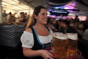 Am «Ürner Oktoberfest» wird wieder reichlich Bier ausgeschenkt. (Bild: Urs Hanhart (Altdorf, 2. September 2017))
