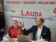 Die Fluggesellschaft Laudamotion gehört nun mehrheitlich dem irischen Billigflieger Ryanair. Im Bild Ryanair-Chef Michael O'Leary und Laudamotion-Geschäftsführer Andreas Gruber (r.). (Bild: KEYSTONE/APA/APA/HERBERT PFARRHOFER)