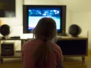 Fernsehwerbung, die sich gezielt an bestimmte Zuschauergruppen richtet, ist auch in Zukunft verboten. (Bild: KEYSTONE/GAETAN BALLY)
