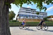 Seit langem geschlossen und mit Brettern vernagelt: Das Hotel Metropol. (Bild: Max Eichenberger)