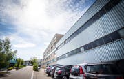 Auf dem Dach des Lagerhauses an der Ziegeleistrasse 2 soll die Mobilfunkantenne installiert werden. (Bild: Andrea Stalder)