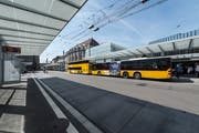 Postautos im neuen Bushof auf dem St.Galler Bahnhofplatz. (Bild: Hanspeter Schiess - 29. August 2018)