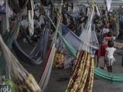 Tausende Flüchtlinge aus Venezuela leben in Behelfslagern in Nordbrasilien. Nun hat das brasilianische Militär Soldaten an die Grenze nach Venezuela geschickt. (Foto: Antonio Lacerda/EPA) (Bild: KEYSTONE/EPA EFE/ANTONIO LACERDA)