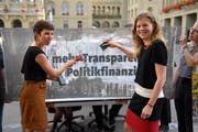 Sie wollen "mehr Licht ins Dunkel der Schweizer Politfinanzierung bringen": die Nationalrätinnen Nadine Masshardt (SP/BE, rechts) und Lisa Mazzone (Grüne/GE), Co-Präsidentinnen des Trägervereins der Transparenz-Initiative, bei einer Aktion auf dem Bundesplatz in Bern. (Bild: Key/Alessandro della Valle (Bern, 29. August 2018))