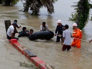 Die Menschen versuchen sich und ihr Hab und Gut zu retten. (Bild: KEYSTONE/EPA/HEIN HTET)