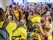 Grosser Bahnhof am Flughafen: Die YB-Spieler lassen sich nach der Rückkehr aus Zagreb feiern. (Bild: Keystone/THOMAS HODEL)