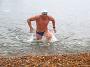 Lewis Pugh am Mittwoch bei der Ankunft am Shakespeare Beach in Dover. (Bild: Keystone/AP PA/GARETH FULLER)