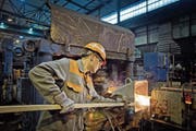 Einblick in die Produktion der Swiss Steel AG in Emmenbrücke. (Bild: Pius Amrein, 6. Februar 2015)