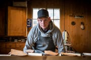 Matthias Neumann hat sein Hobby zum Beruf gemacht. In seiner Werkstatt stellt er einzigartige Messer her. (Bilder: Beat Belser)