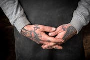 Zahlreiche Tatoos schmücken die Haut von Matthias Neumann.