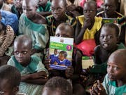 Flüchtlingskinder in Kenia während einer Englisch-Lektion - immer mehr Flüchtlingskinder haben diese Chance nicht und können keine Schule besuchen. (Bild: KEYSTONE/PETER KLAUNZER)