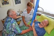 Trudi Dengler und Pflegefachfrau Susanne Schwager kümmern sich täglich liebevoll um Armin Dengler. (Bilder: Christoph Heer)