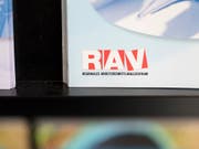 Die Arbeitslosenversicherung könnte bei der Verwaltung Geld sparen. (Bild: KEYSTONE/GAETAN BALLY)