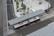 Die behindertengerechten Busperrons haben eine erhöhte Haltekante. Sie anzufahren erfordert viel Geschick, um Blechschäden zu vermeiden. (Bild: Hanspeter Schiess - 29. August 2018)