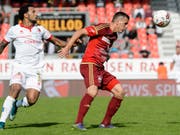 Stjepan Kukuruzovic (rechts) spielt künftig für Lausanne-Sport in der Challenge League (Bild: KEYSTONE/JEAN-CHRISTOPHE BOTT)