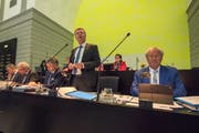 Finanzdirektor Marcel Schwerzmann (stehend) anlässlich der Budgetdebatte vor einem Jahr: Damals ging es um das nachträgliche Budget 2017. (Bild: Dominik Wunderli, 11. September 2017)