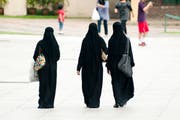 In unseren Breiten ein Bild mit Seltenheitswert: bummelnde Burkaträgerinnen. (Bild: Adrian Wojcik/Getty)