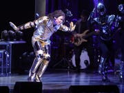 Musicaldarsteller Dantanio Goodman mimt auf der Bühne den erwachsenen Michael Jackson. (Bild: Keystone/DPA/JÖRG CARSTENSEN)
