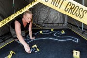 Dunja Hubrath nimmt mit einem Smartphone am Fundort der Leiche die Spur auf. (Bilder: Donato Caspari)