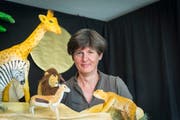 Margrit Proske hat Bühnenbild und Figuren selber gebaut. (Bild: Hanspeter Schiess)