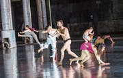 Szene aus der Tanzperformance «10'000 gestes» des französischen Tänzers und Choreografen Boris Charmatz. (Bild: Tristram Kenton)