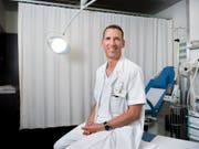 Kann ein frühzeitiger Kontakt mit Bakterien in der gewohnten Umgebung Allergien verhindern? Das ist eine der Fragen, die der Arzt und Professor David Baud in der Studie zu beantworten versucht. (Bild: Keystone/JEAN-CHRISTOPHE BOTT)