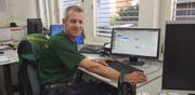 Seit 44 Jahren beim EW Ursern: Beat Russi steuert aus seinem Büro die Kraftwerke des EW Ursern. (Bild: EW Ursern)