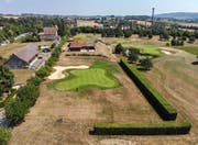 Auf dem Golfplatz Lipperswil herrscht Dürre: Lediglich die Greens sind noch wirklich grün - der Rest ist braun vor Trockenheit. (Bilder: Reto Martin)