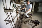 Die Belüftungsanlage im Kommandoposten musste mit Muskelkraft betrieben werden: Werner Spiri, Chef des städtischen Amts für Sicherheit, auf einem der drei Velos. (Bild: Reto Martin)