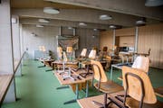 Die Stühle und Schulbänke für die Primarschüler sind bereit.
