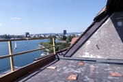 Die Maisonette-Wohnung wird mit einer Dachterrasse ausgestattet sein. Bild: Werner Schelbert (Zug, 3. August 2018)