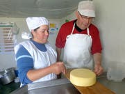 Käser und Lehrmeister Oskar Flüeler begutachtet in Peru zusammen mit einer peruanischen Käserin einen frisch produzierten einheimischen Käse. (Bild PD)