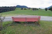 Inmitten lieblicher Hügel: Das Lieblingsbänkli von Fotograf Werner Schelbert «Ob Tännli» an der Schwyzer Grenze. Bild: Werner Schelbert (Oberägeri, 10. Juli 2018)