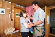 Seenalp-Hirt Hans Riedi segnet mit einem Kreuzzeichen seine Schwiegertochter Nadja und deren Sohn Lukas. (Bild: Christof Hirtler, Seenalp, 9. Juli 2018)