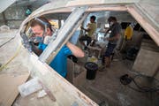 Die Jugendlichen des Vereins Ocean Youth Sailor bauen in Bottighofen an ihrem Katamaran, mit dem sie auf dem Meer segeln wollen. (Bild: Reto Martin)